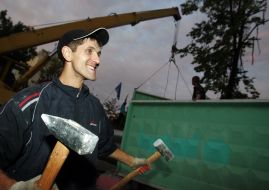 Молодой человек с молотками