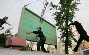 Демонтаж бетонного забора на стройплощадке