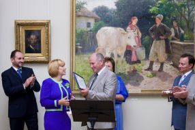 Handing of certificates on the complete sets of albums artistic museum of Ukraine