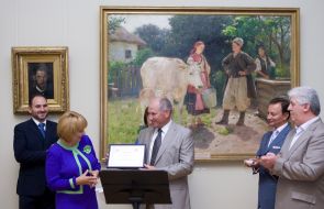 Handing of certificates on the complete sets of albums artistic museum of Ukraine