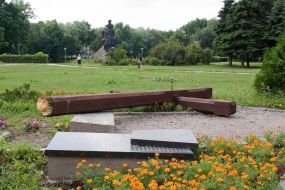 Разрушенный памятный знак жертвам антинацистского подполья ОУН