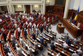 Deputies listen the hymn of Ukraine