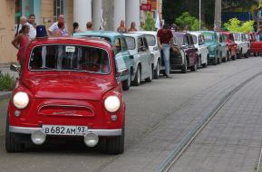 Колонна ”горбатых” запорожцев