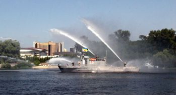 A fire-rescue cutter is ”Otvazhniy”