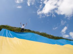 Виктор Ющенко возле государственного флага Украины