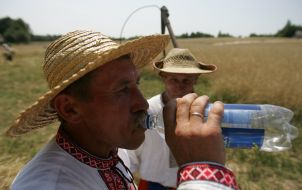 Мужчина пьет воду