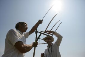 Мужчины клепают косы