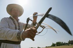 Мужчина в национальном костюме