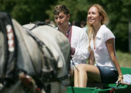 Молодые люди катаются на повозке