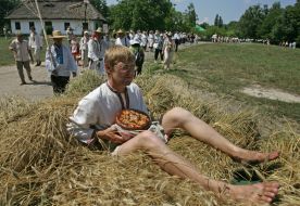 Юноша с хлебом