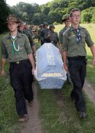 Пластуны несут гроб