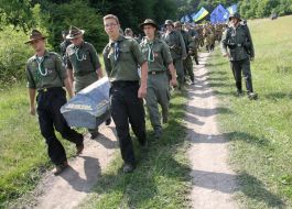 Пластуны несут гроб