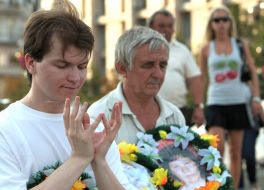 Учасники акції «Мільйон хвилин медитації»