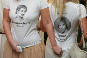 Sport shirts with images of Giordano Bruno and Sacha Noam Baron Cohen