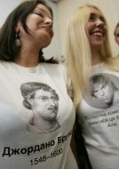 Sport shirts with images of Giordano Bruno and Sacha Noam Baron Cohen