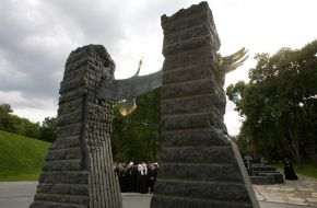 Церемонія покладання квітів