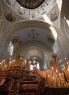 Женщина ставит свечу