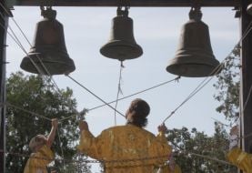 Священник звонит в колокола