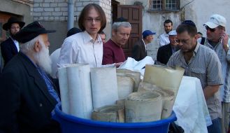 Believers take leave with Tora scrolls