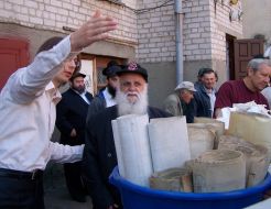 Believers take leave with Tora scrolls