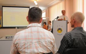 Аукционист объявляет продажу лота