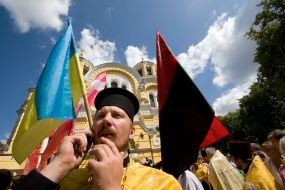 Священнослужитель розмовляє по мобільному телефону