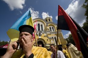 Священнослужитель розмовляє по мобільному телефону