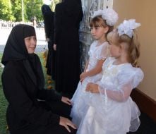 Монахиня разговаривает с девочками