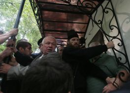 A monk tries to break through to the occupied house