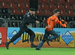 Soccer fan escapes from the militia employee