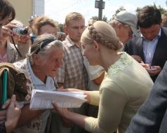 Yulia Timoshenko during meeting with the habitants of Mirgorod