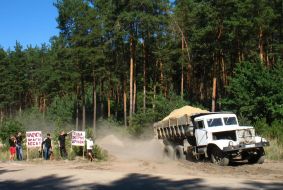 Грузовик КРАЗ вывозит песок из незаконно раскопанного карьера