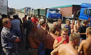 Drivers of trucks in expectation of permission for unloading of grain