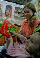 Девочка рассматривает книжку