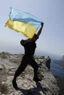 Сотрудник СБУ держит флаг Украины