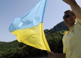 Сотрудник СБУ держит флаг Украины