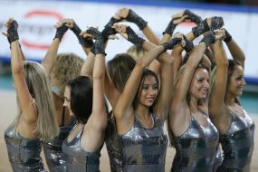 Дівчата з групи підтримки ”Red Foxes”