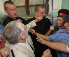 Драка между участниками и противниками презентации книги