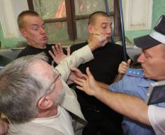 Драка между участниками и противниками презентации книги