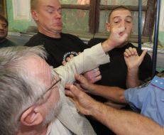 Драка между участниками и противниками презентации книги