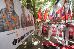 Обстрелянный из пейнтбольных ружей плакат