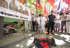 Обстрелянный из пейнтбольных ружей плакат