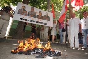 Участники акции протеста жгут флаги