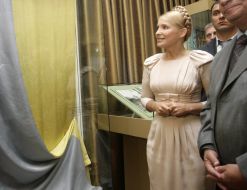 Yulia Timoshenko examines of Ukraine’s Flag