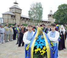 Laying-on of flowers to the monument to the defenders of hetman the capital