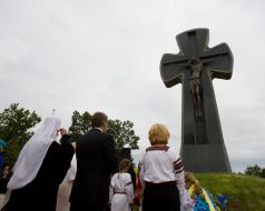 Laying-on of flowers to the monument to the defenders of hetman the capital