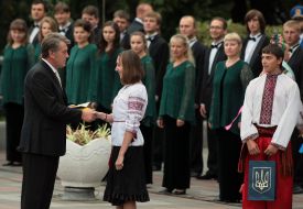 Віктор Ющенко вручає дівчині паспорт