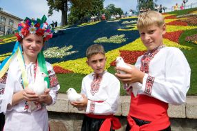 Дети в украинских национальных костюмах