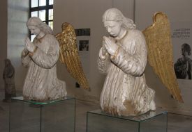 Экспонаты в виде ангелов на выставке ”De profundis”