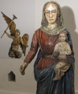 Экспонат в виде Девы Марии с Иисусом